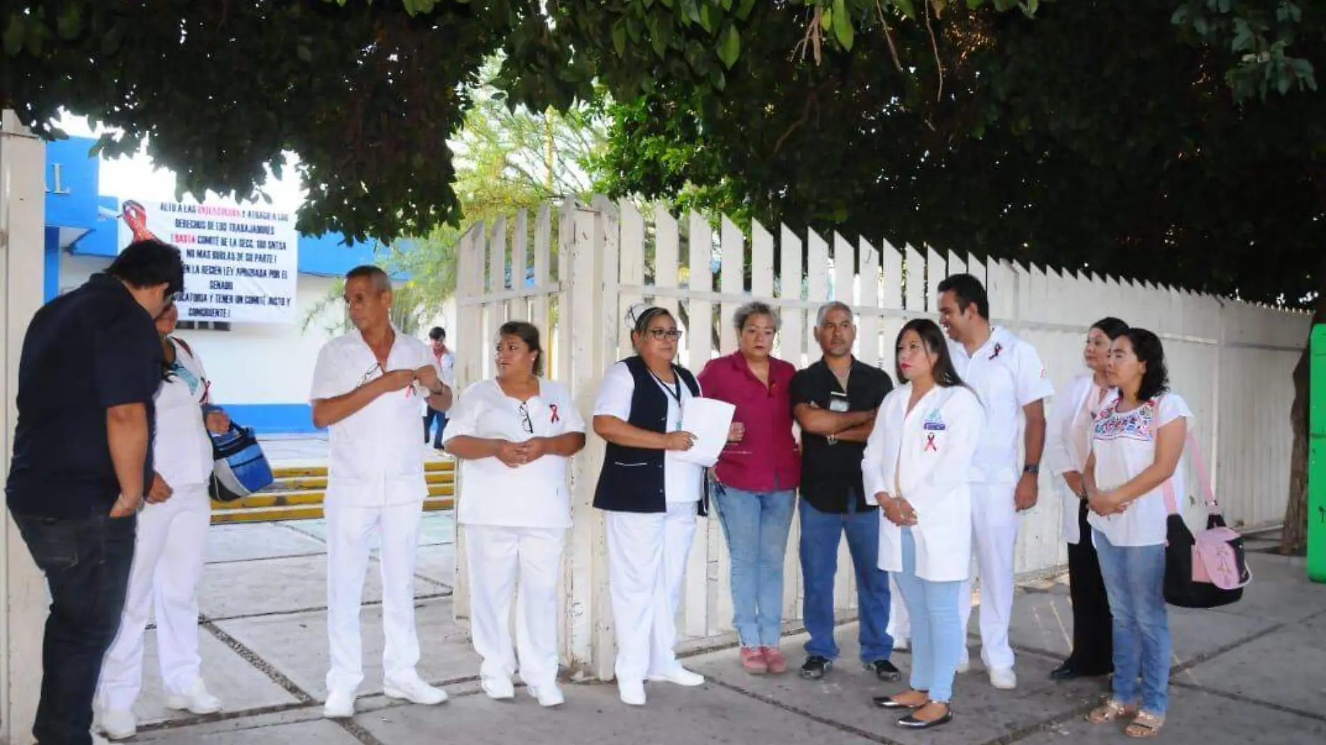 07 Plantón de enfermeras y médicos sin base realizan plantón2